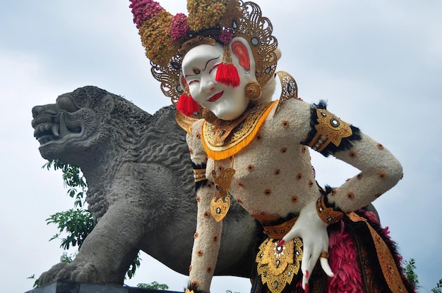 BALI INDONÉSIE 24 MARS Sculpture d'art et divinité antique sculptée dieu ange à Pura Ulun Danu Bratan ou Pura Bratan pour les voyageurs voyageant à Bedugul le 24 mars 2018 à Bali Indonésie