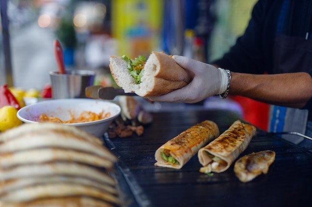 Balik ekmek poisson dans un pain fast food turc traditionnel Istanbul Turquie