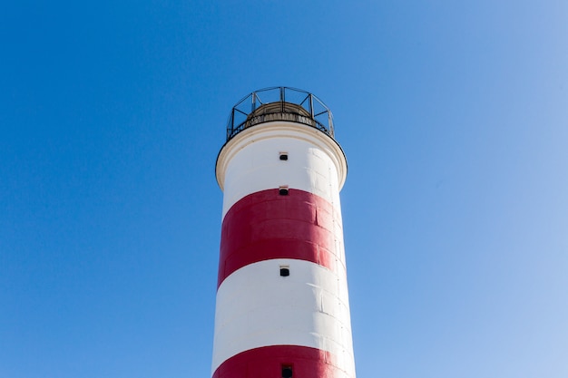 Photo balise rayée blanche et rouge sur le littoral