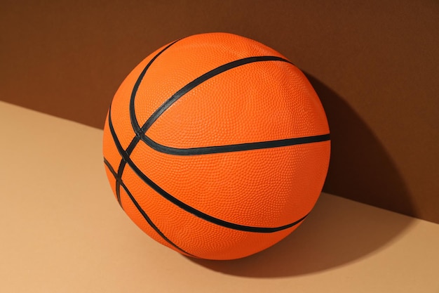 Une balle de basket sur un fond brun
