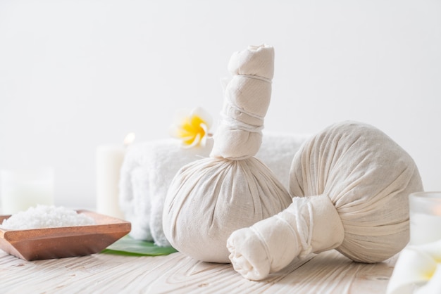 Balle de compression à base de plantes Spa avec bougie et orchidée