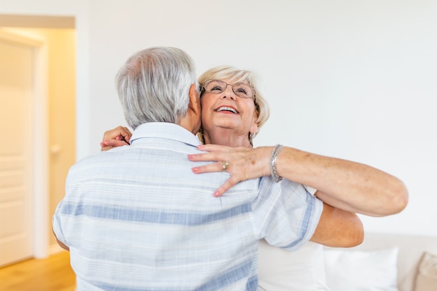 Balle dans la tête portrait souriant femme plus âgée