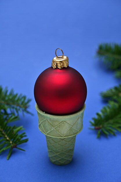 La balle du Nouvel An dans une tasse de gaufres sur un fond bleu en gros plan