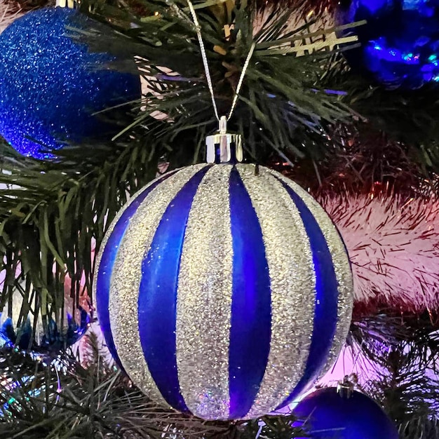 La balle est accrochée à un arbre festif