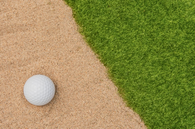 Balle De Golf Blanche Dans Le Bunker De Sable Sur Le Terrain De Golf