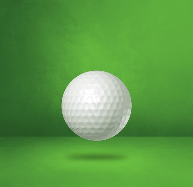 Balle de golf blanche isolée sur fond de studio vert. Illustration 3D