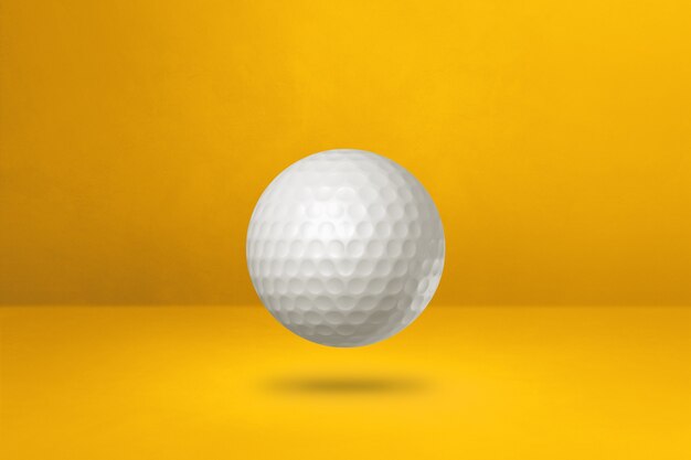 Balle de golf blanche isolée sur un jaune