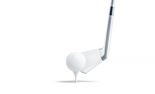 Balle de golf blanche vierge sur tee avec maquette de bâton