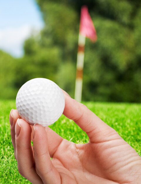 balle de golf dans un terrain de golf