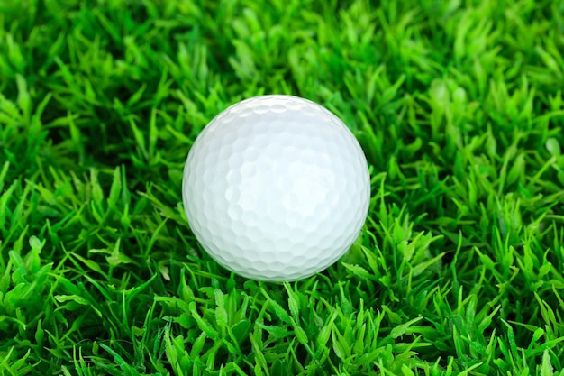 Balle de golf sur l'herbe se bouchent