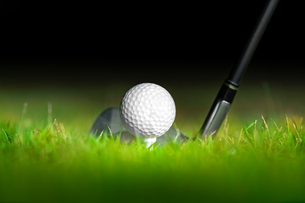Balle de golf sur tee belle herbe dans un parcours de golf pour un coup de trou en un en compétition avec le fer 7