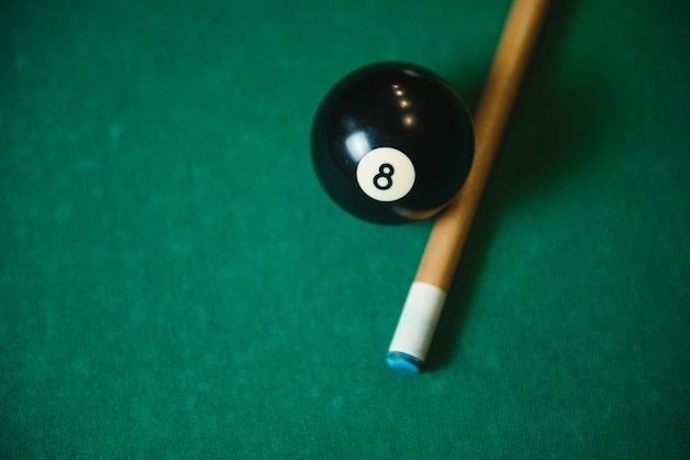 Balle noire tirée dans un jeu de snooker.