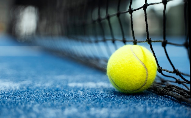 Balle De Paddle-tennis Près Du Filet