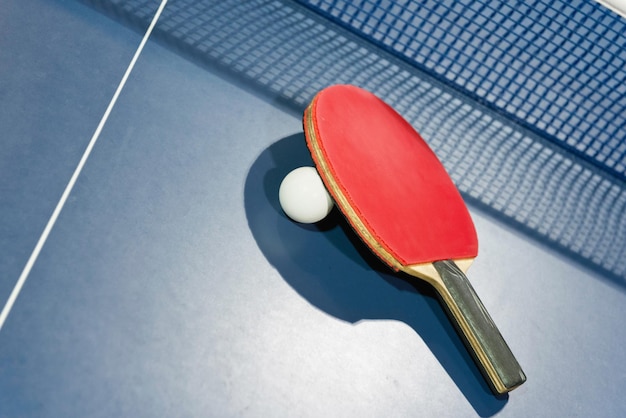 La balle de ping-pong et la raquette
