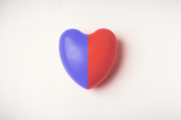 Balle simple en mousse rouge-bleu en forme de coeur. Idée de la journée mondiale de la santé cardiaque.