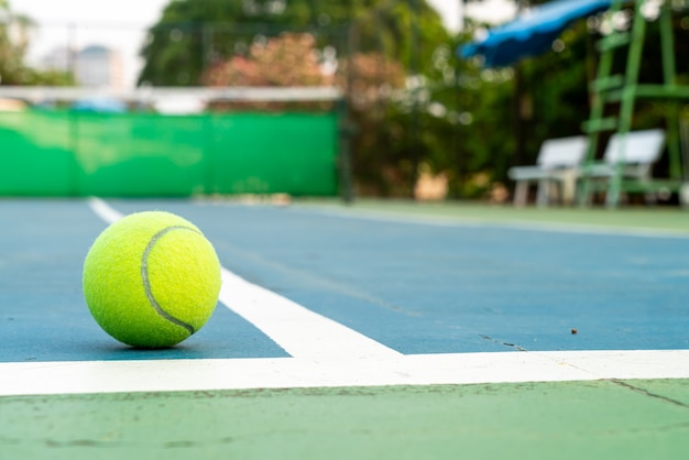 balle de tennis sur le court