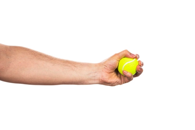 Balle de tennis dans la main masculine isolée sur fond blanc