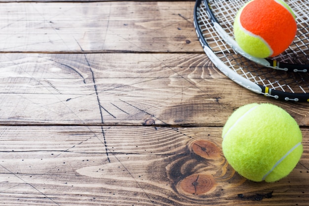 Balle de tennis sur fond de bois, Concept et idée de sport, Style rustique.