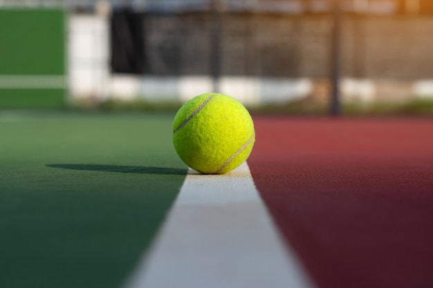 Balle de tennis sur fond de deux tons de cour