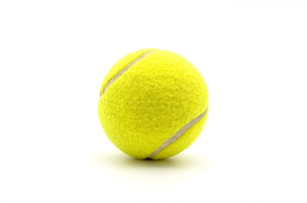 Une balle de tennis isolée.