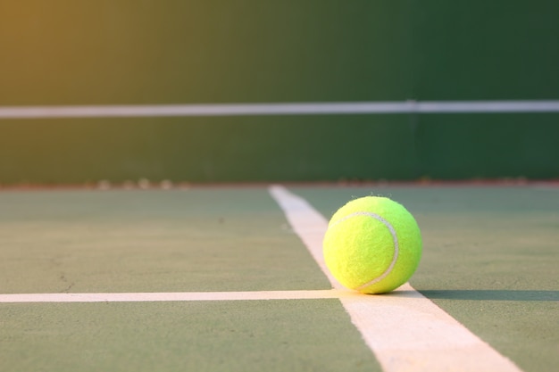 Balle de tennis sur la lumière du soleil