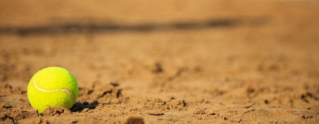 Balle de tennis sur une plage de sable