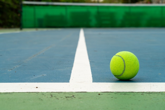 balle de tennis sur le terrain