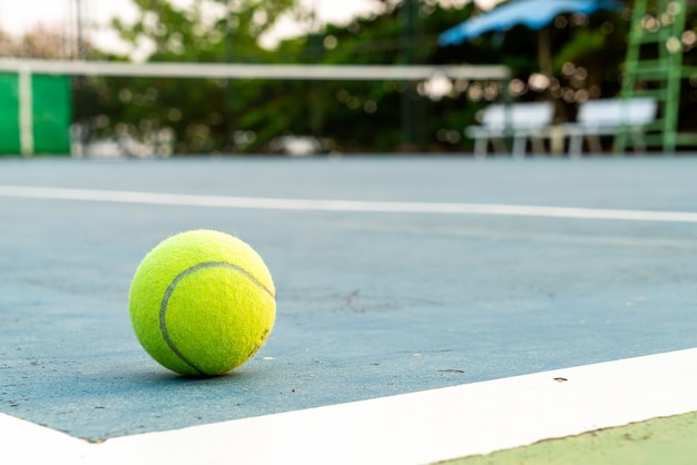 balle de tennis sur le terrain