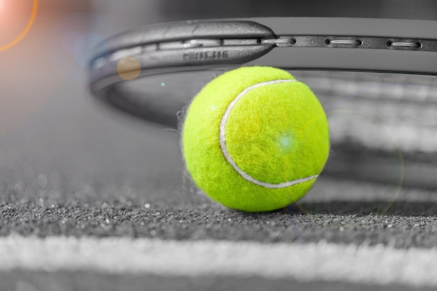 Balle de tennis verte sur le terrain pour jouer à un jeu.