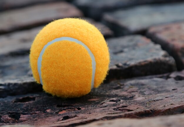 Balle de tennis sur la vieille surface de brique