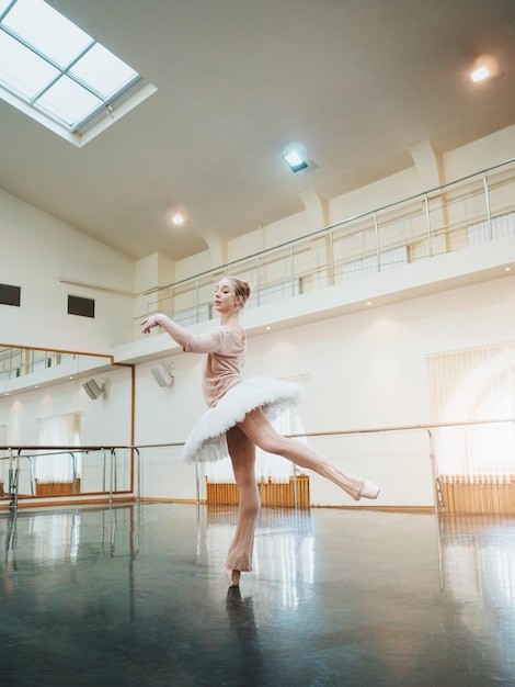 Photo une ballerine adulte dansant sur le sol.