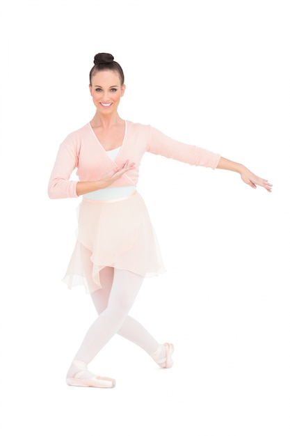 Ballerine attrayante souriante posant