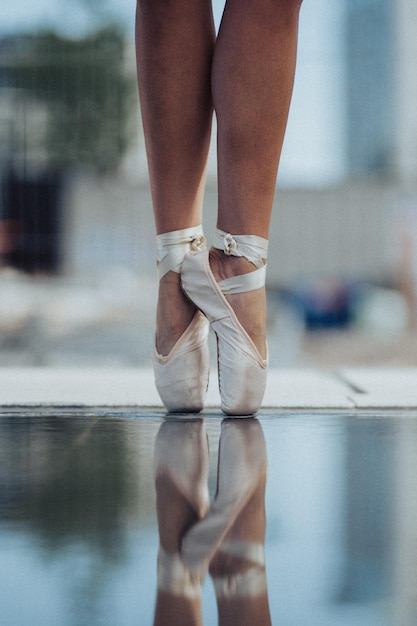 Ballerine dansant en chaussons de pointe