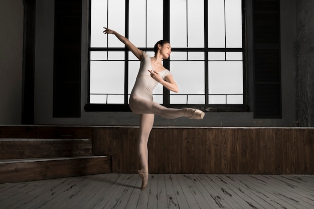 Ballerine dansant dans un justaucorps