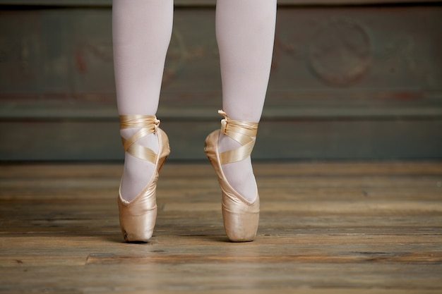 Ballerine debout sur la pointe des pieds