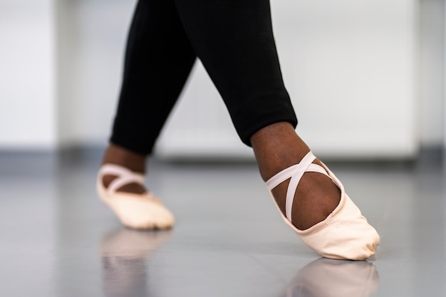 Photo ballerine femme grande taille en studio