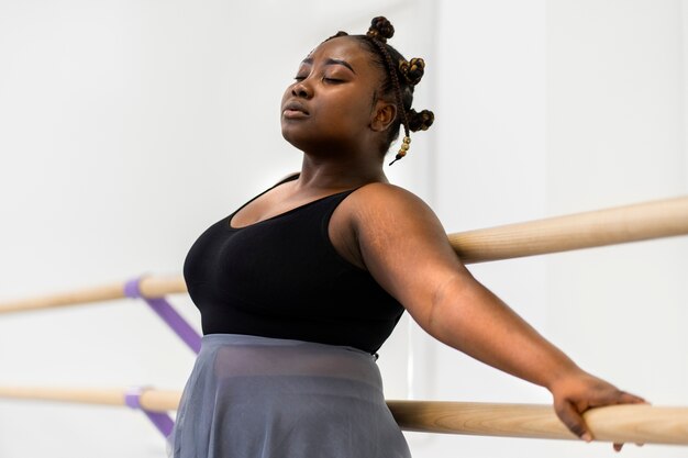 Photo ballerine femme grande taille en studio