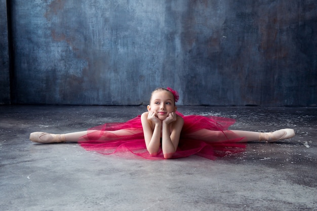 ballerine fille s'asseoir sur le sol en grand écart