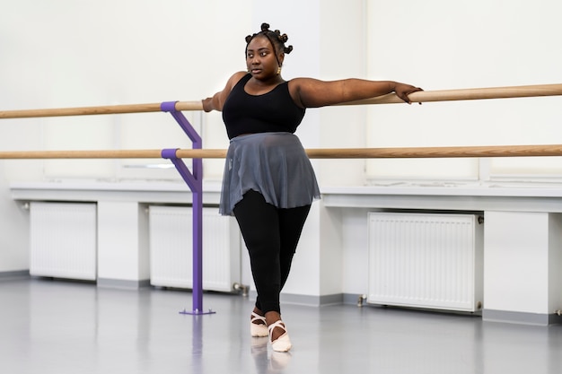 Photo ballerine grande taille pratiquant en studio