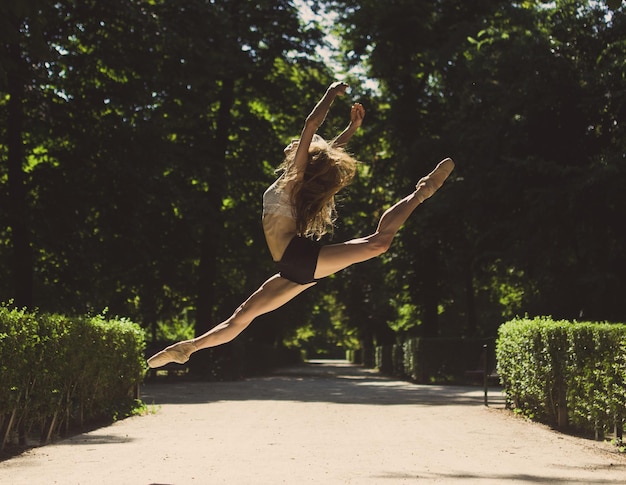 Photo une ballerine incroyable pose en plein air dansant un concept de style de vie