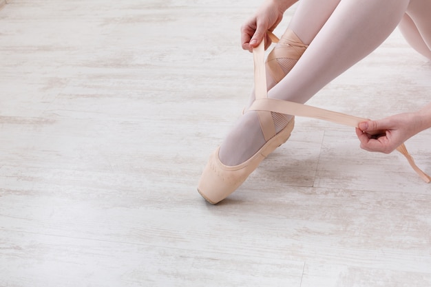 Ballerine met des chaussures de ballet de pointe