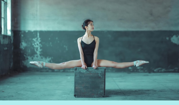 Ballerine posant à l'ancienne gare image de la pratique du ballet