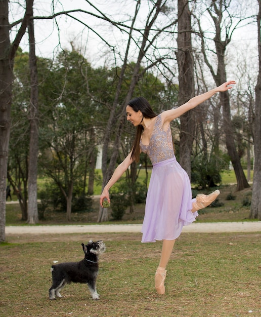 Ballerine Pose Avec Un Chien