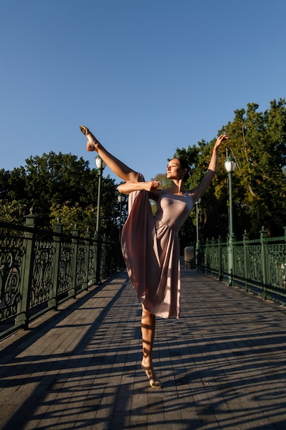 Ballerine en rayons lumineux danse sur la musique