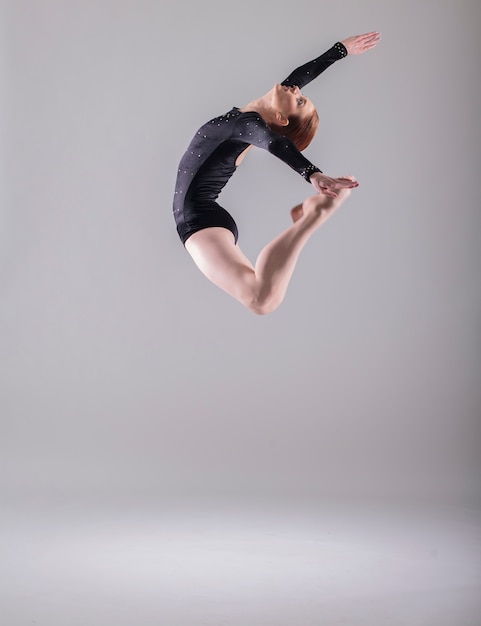 Ballerine sautant et dansant