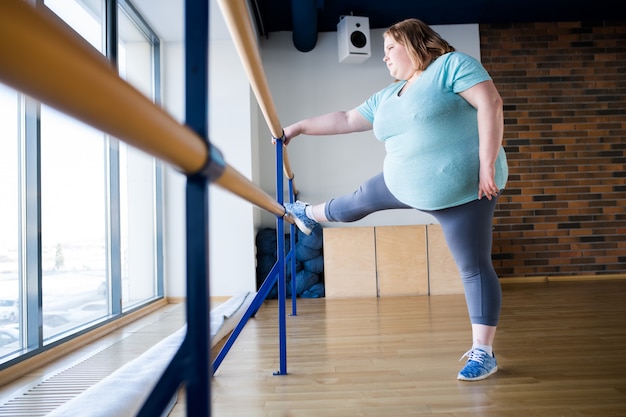 Ballerine en surpoids en cours de danse