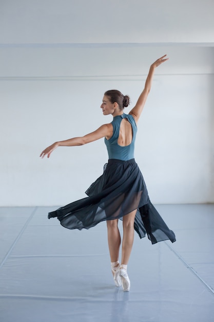 Ballerine tournant dans la danse.