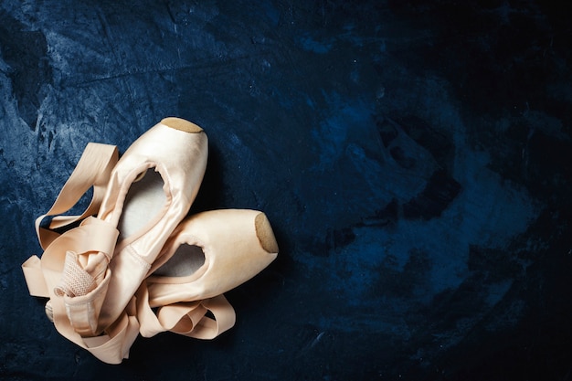 Ballerines, pointes sans personne. Sur un fond sombre.