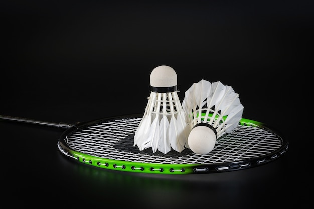 Photo les balles de badminton sont placées sur le filet de la raquette de badminton.