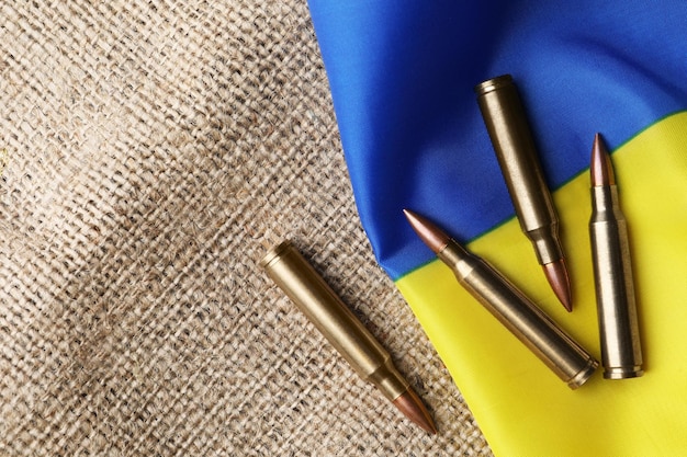 Balles et drapeau national ukrainien sur toile de jute mise à plat Espace pour le texte